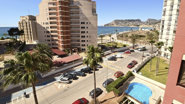 Un hotel moderno con vista sulla spiaggia e sull'oceano.