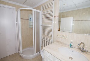 A bathroom with a shower, a sink, and a mirror. - A33 IFACH III 4º  25 (Calpe)