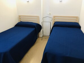 A twin room with two single beds, each with a wooden headboard and a blue bedspread. - A33 IFACH III 4º  25 (Calpe)