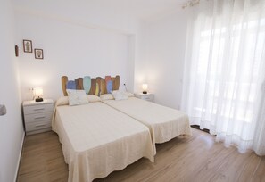 2 slaapkamers, een strijkplank/strijkijzer, wifi (toeslag), beddengoed