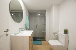 Een douche, handdoeken