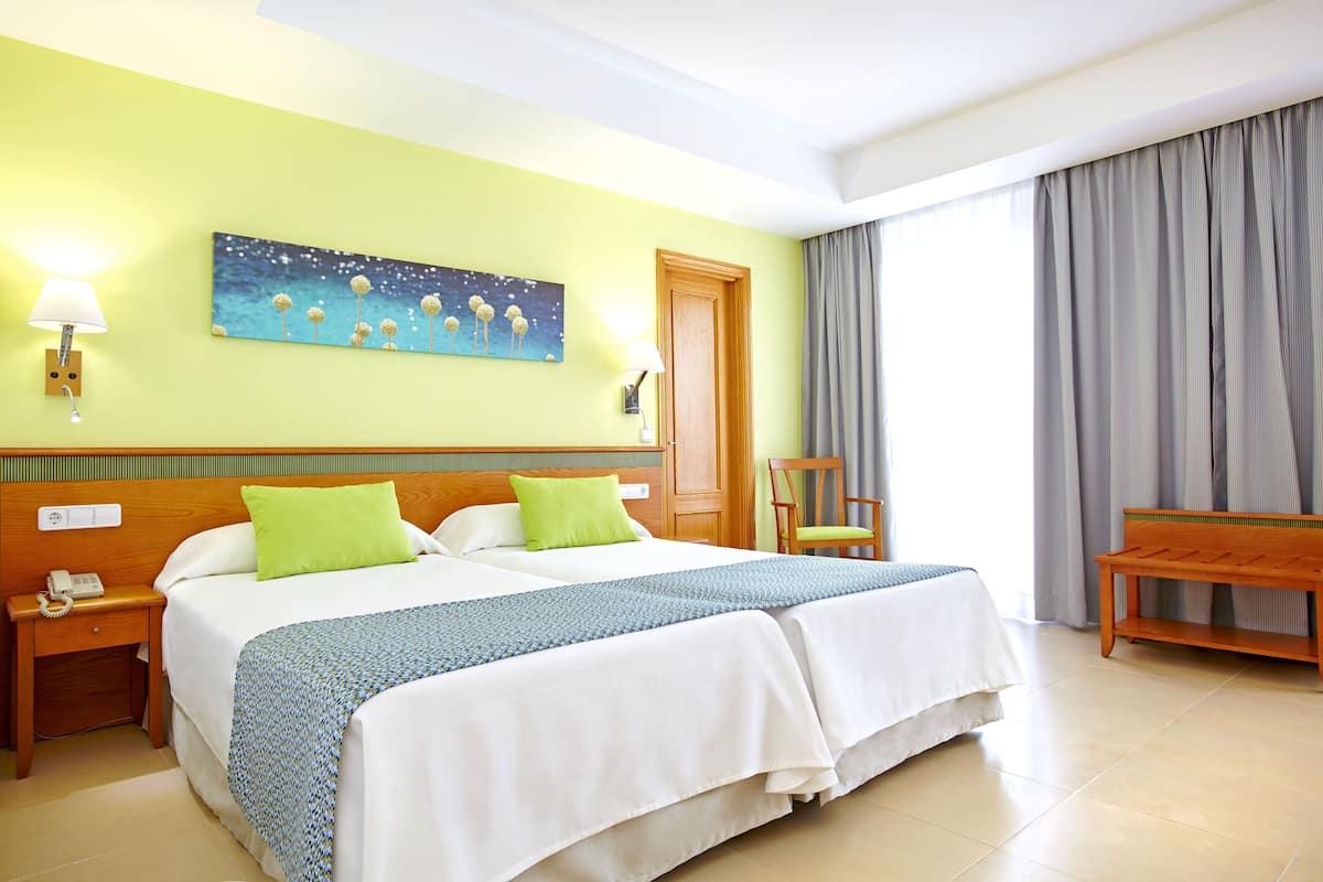 Een minibar, een bureau, gratis wifi, beddengoed