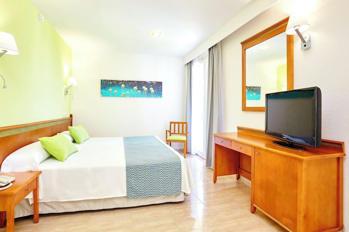 1 bedroom, minibar, desk, free WiFi