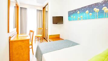 Een minibar, een bureau, gratis wifi, beddengoed