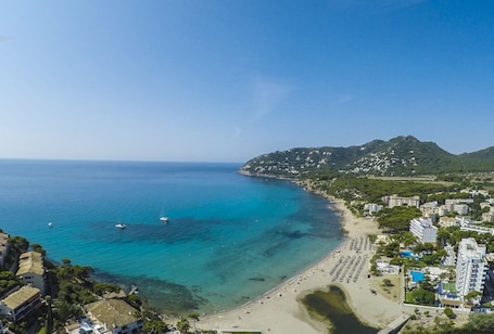 En la playa, arena blanca