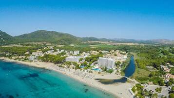 Rannalla, valkoista hiekkaa