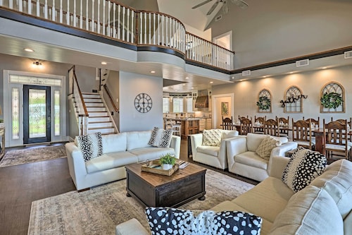 Lavish Lake House, Near Vineyards + Marinas!