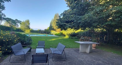 Jurançon- Loue villa with pool overlooking the Pyrenees 12/14 pers.