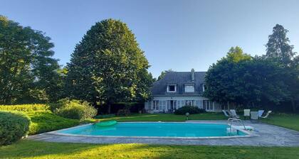 Jurançon- Loue villa with pool overlooking the Pyrenees 12/14 pers.