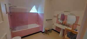 Combined shower/tub, hair dryer, towels, soap - Jurançon- Loue villa with pool overlooking the Pyrenees 12/14 pers. (Jurançon)