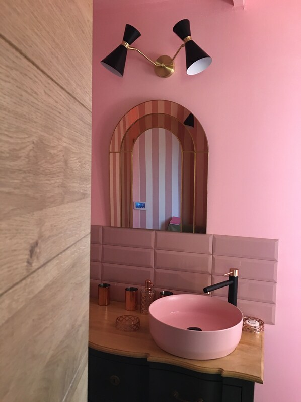 Douche, sĂšche-cheveux, serviettes fournies, savon