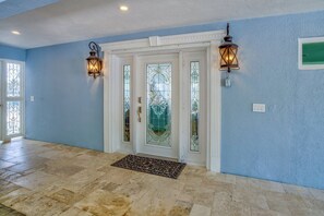 Interior - Serenity - 5bed/3bath single family - Large, Luxurious, Open Water View (Marathon)