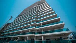 A high-rise building with multiple balconies and a modern architectural design. - HiGuests - Elite Business Bay (Dubai)