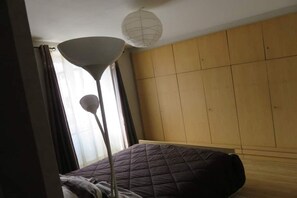 2 habitaciones, tabla de planchar con plancha y cuna de viaje