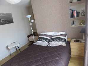 2 habitaciones, tabla de planchar con plancha y cuna de viaje 