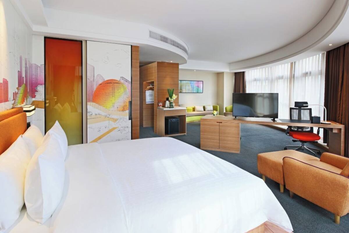 Suite, vue sur la ville | Bureau, espace de travail pour ordinateurs portables