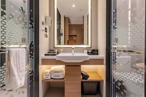Superior King Room | Bathroom | Shower, hair dryer, slippers, towels - Hampton by Hilton Hangzhou Qianjiang Century City International Expo Center (Hangzhou)