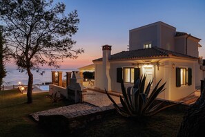 Exterior - Villa Victoras- Beachfront Villa (Agios Ioannis Karousades, Kerkyra)