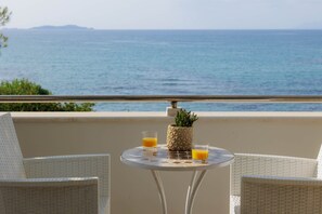 Outdoor dining - Villa Victoras- Beachfront Villa (Agios Ioannis Karousades, Kerkyra)
