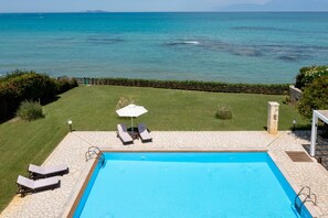 Pool - Villa Victoras- Beachfront Villa (Agios Ioannis Karousades, Kerkyra)
