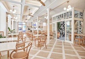 Petit déjeuner buffet (20 EUR par personne)