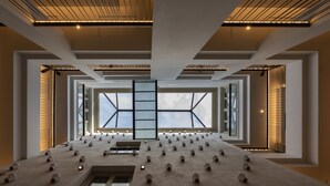 A spacious atrium with a high ceiling, large windows, and a central skylight. - ICON Malabar (Málaga)