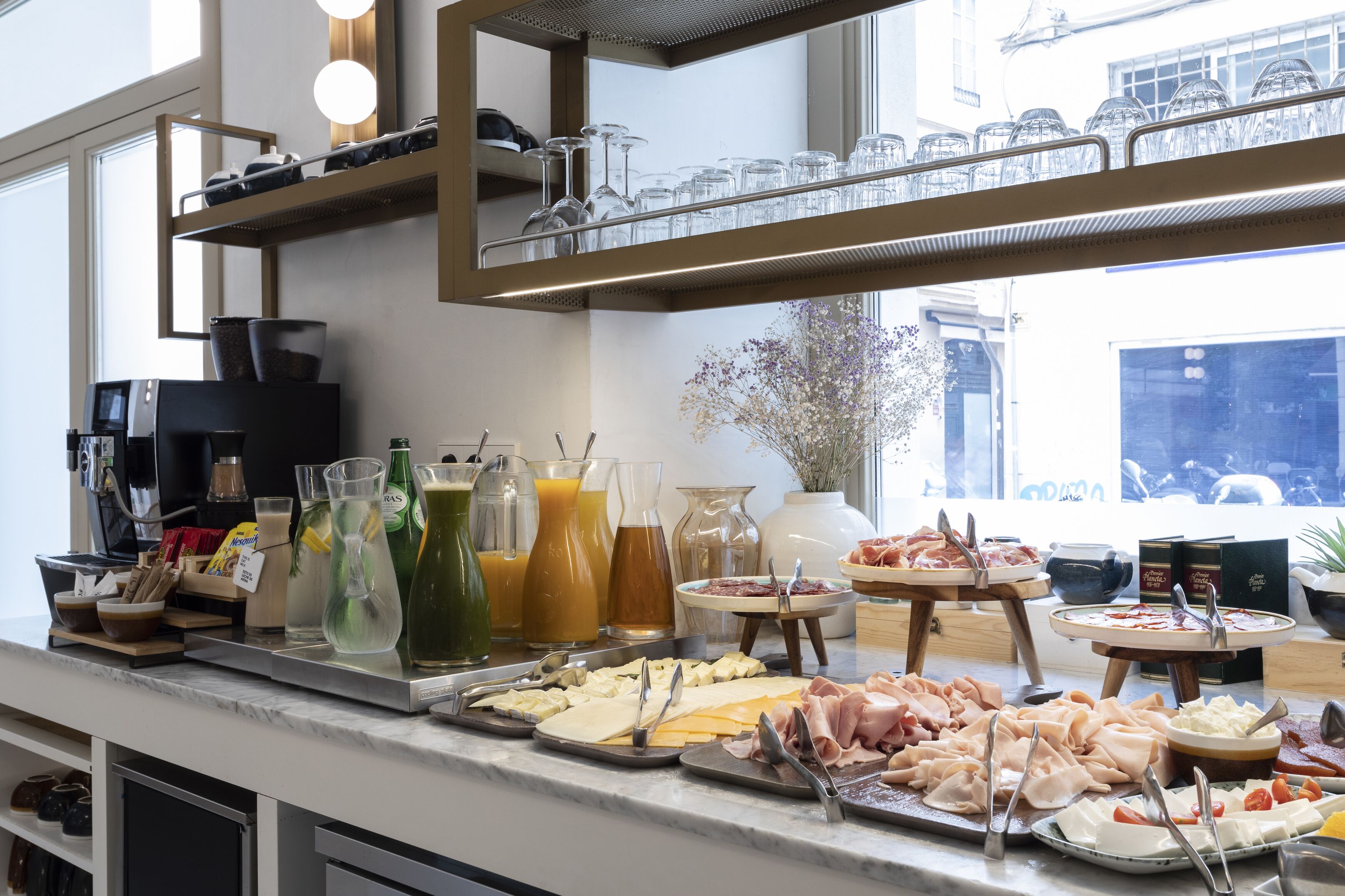 Petit déjeuner buffet servi tous les jours en suppl ément