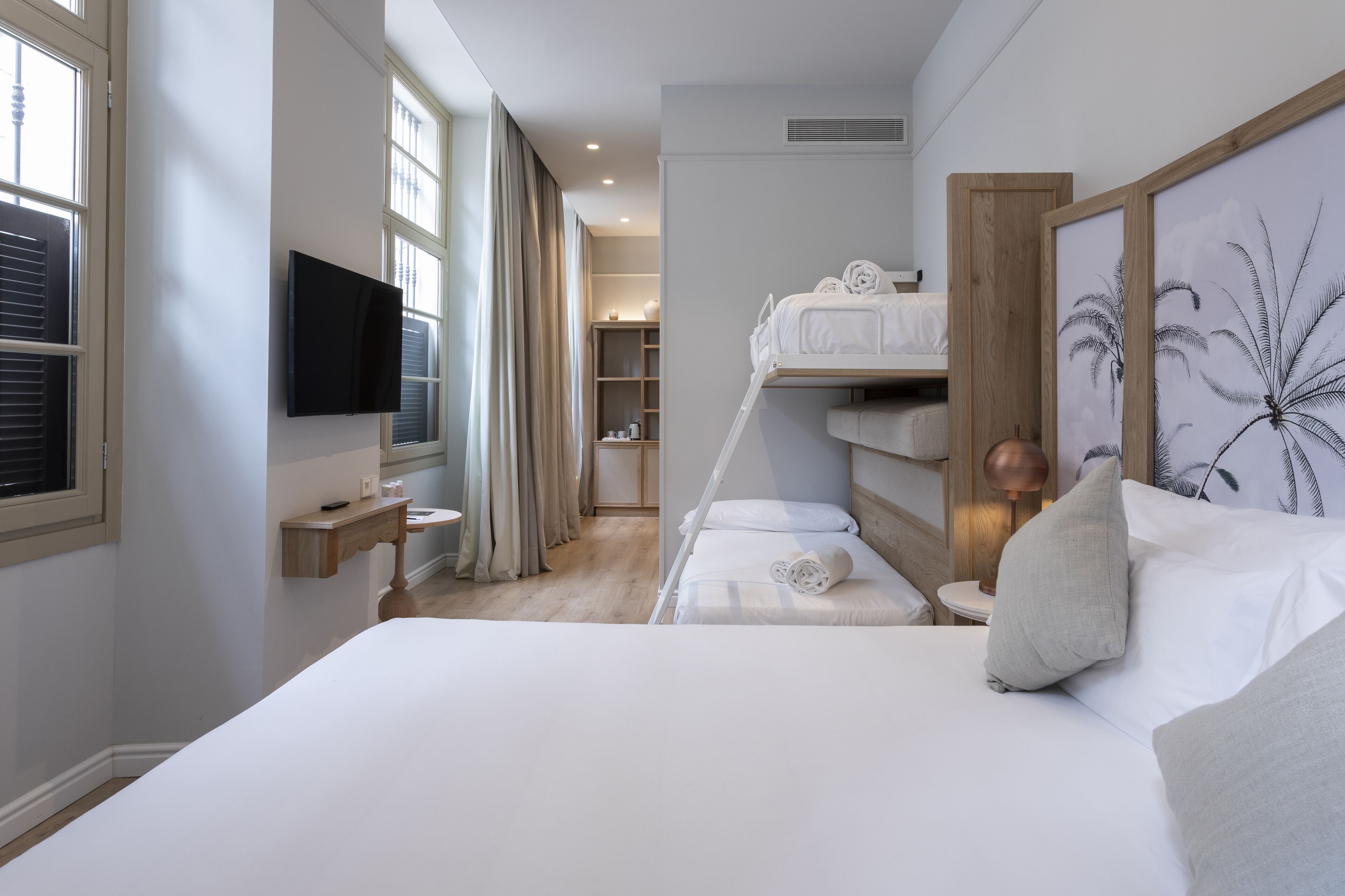 标准四人房 | 迷你吧、客房内保险箱、隔音、熨斗/熨衣板