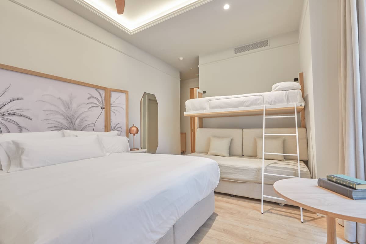 Habitación cuádruple estándar | Minibar, caja de seguridad en la habitación y insonorización