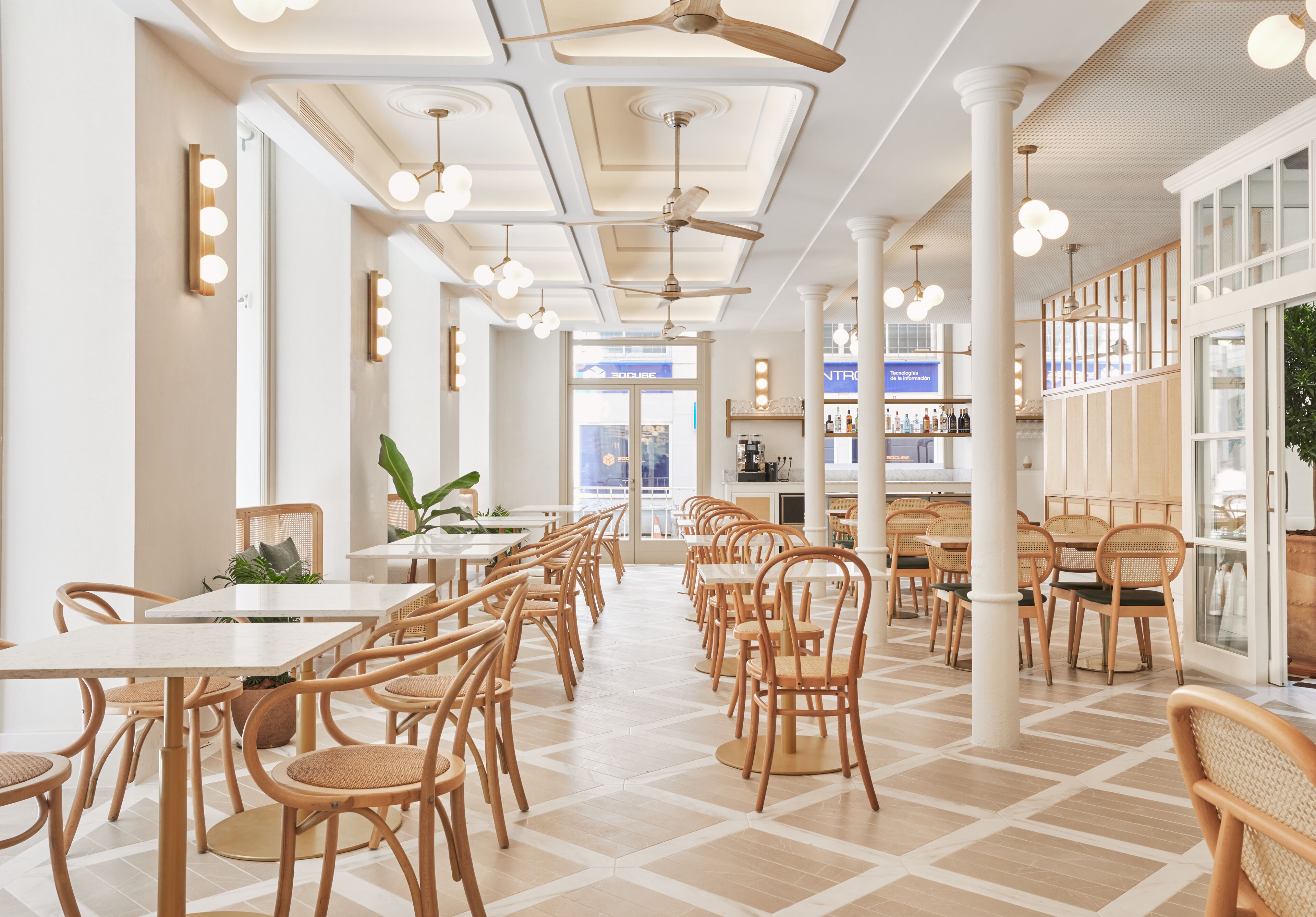 Petit déjeuner buffet (23 EUR par personne)