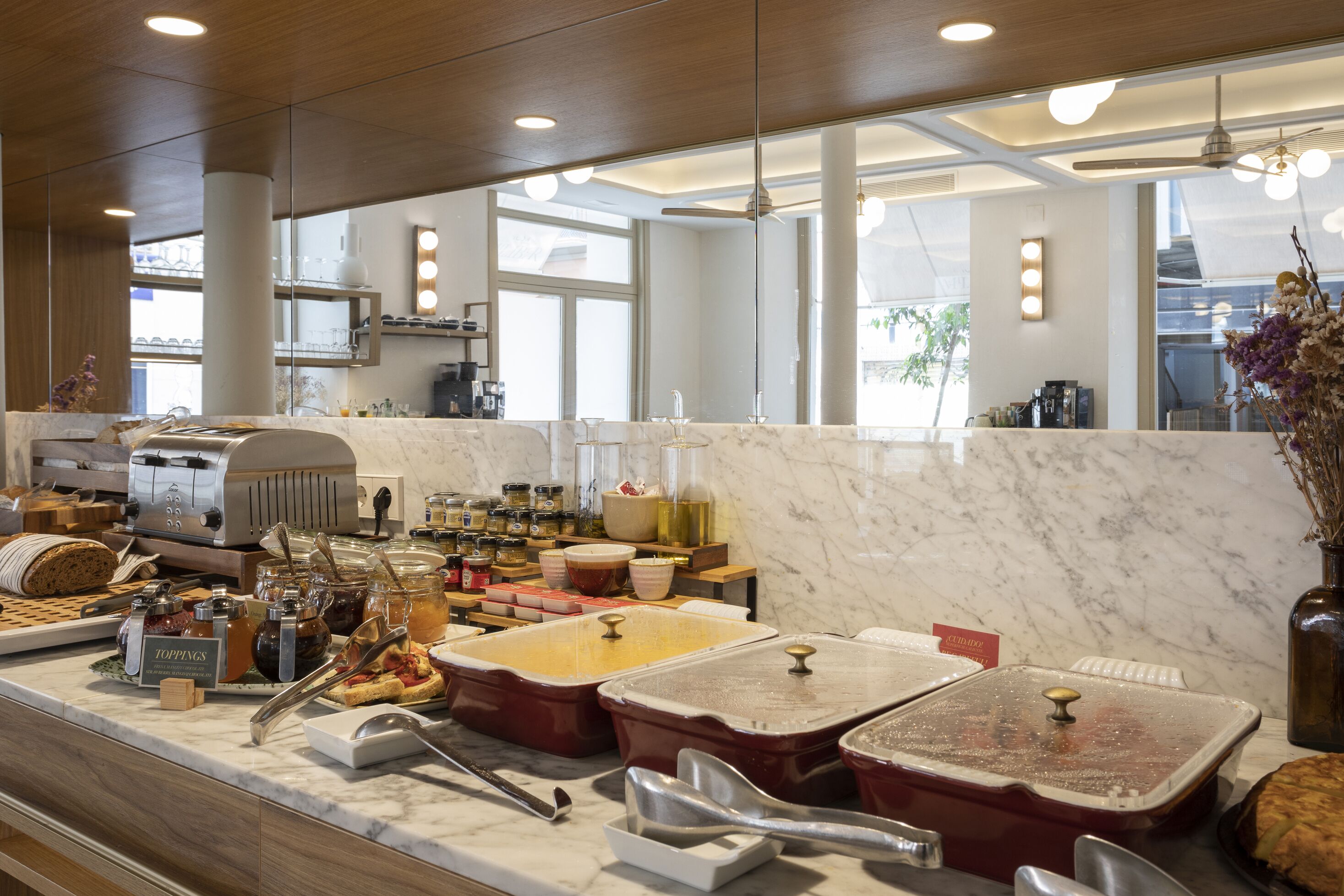 Una mesa de buffet con diferentes alimentos y salsas.