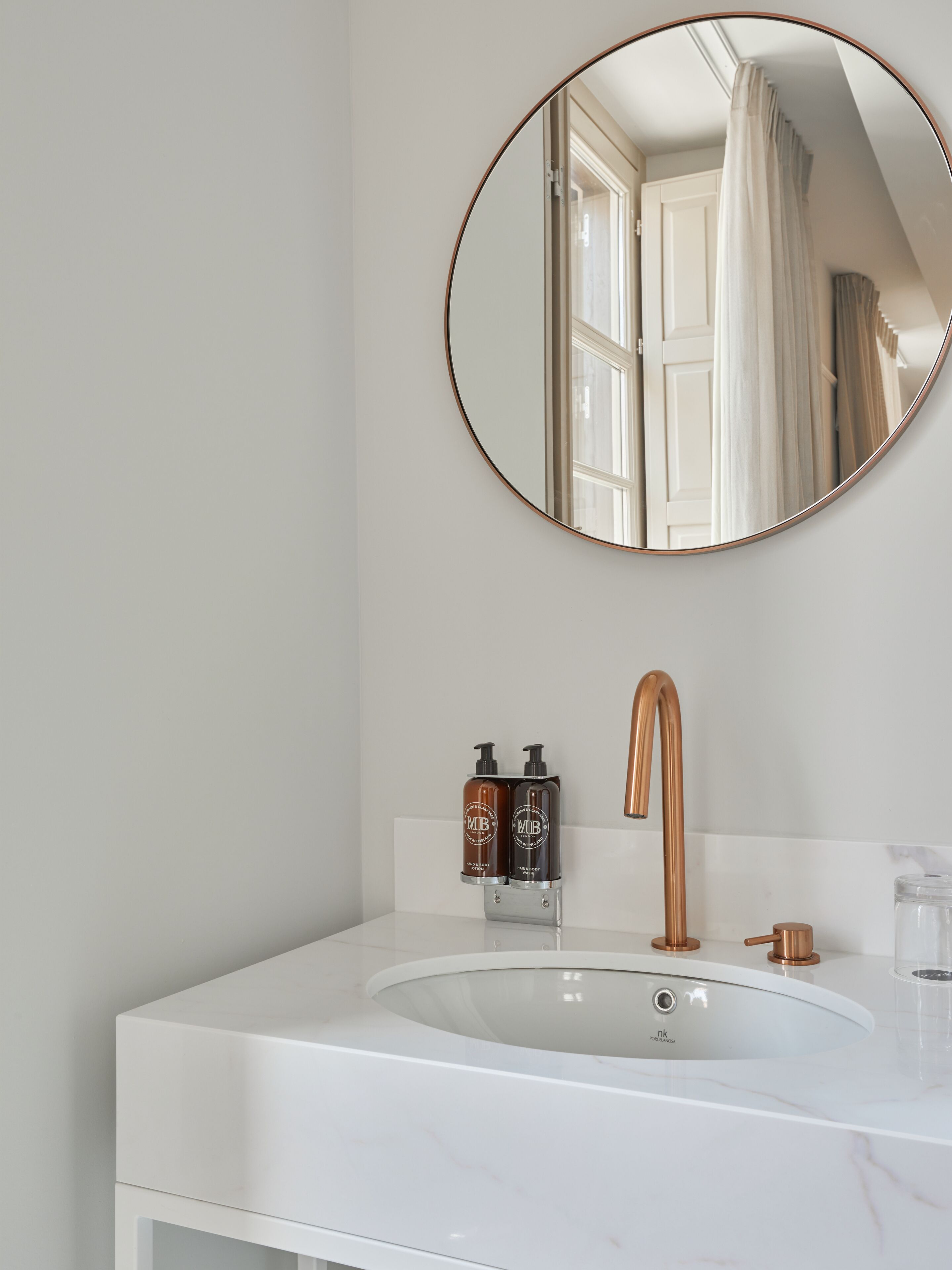 standard quadruple room | bathroom | shower, rainfall showerhead, free toiletries, hair dryer