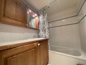 Bathroom - T3 Apartment in Samoëns Center with Balcony, WIFI and Parking (Samoëns)