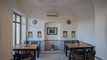 Desayuno con opciones de la cocina local diario (INR 200 por persona)