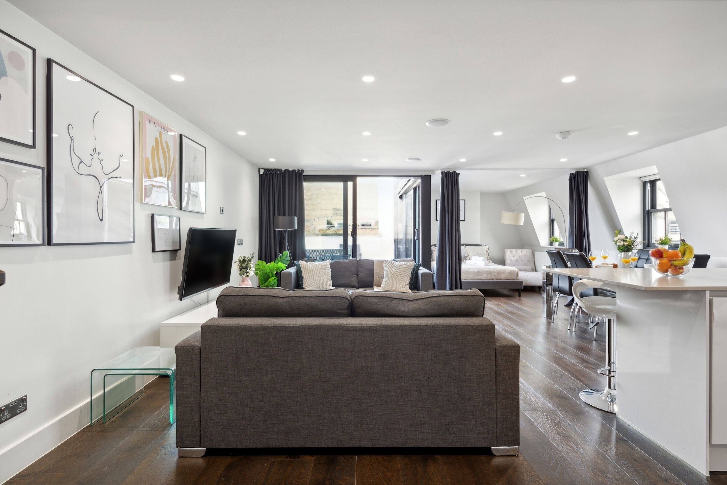 เอ็กซ์คลูซีฟอพาร์ทเมนท์, 2 ห้องนอน, ปลอดบุหรี่, ระเบียง | บริเวณนั่งเล่น | ทีวีจอแบน 30 นิ้ว พร้อมช่องดิจิตอล, ทีวี