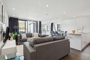 Apartamento exclusivo, 2 quartos, para não fumantes, terraço | Área de estar | TV de tela plana 30 polegadas com canais digitais, TV