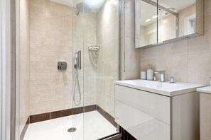 Apartamento exclusivo, 2 quartos, para não fumantes, terraço | Banheiro | Chuveiro/banheira combinados, produtos de toalete grátis