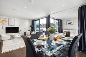 Departamento exclusivo, 2 habitaciones, para no fumadores, Terraza | Área de sala de estar | Televisión de pantalla plana de 30 pulgadas con canales digitales 