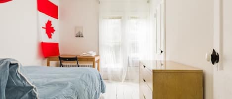 4 habitaciones, escritorio y tabla de planchar con plancha