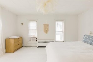 4 bedrooms, desk, iron/ironing board, travel crib