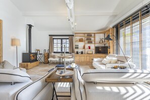 Smart-TV, Kamin, Bücher, Stereoanlage