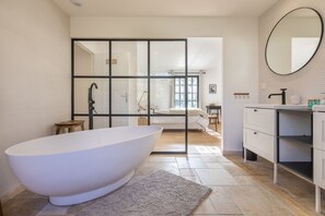 Ensemble baignoire-douche, séchoir à cheveux, serviettes fournies, savon
