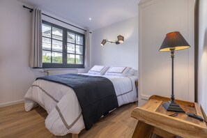 4 bedrooms, in-room safe, desk, iron/ironing board