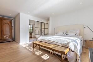 4 camere, una cassaforte in camera, una scrivania, ferro/asse da stiro