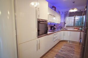 Kühlschrank, Mikrowelle, Ofen, Herdplatte