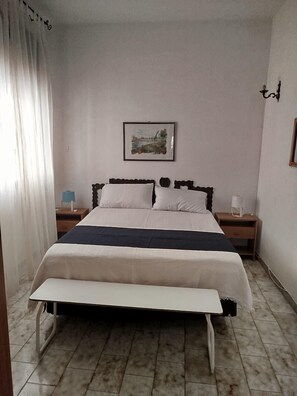 3 bedrooms, iron/ironing board, travel cot, Internet