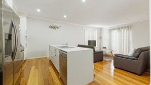 Eine moderne Wohnung mit Küche, Essbereich und Wohnzimmer.