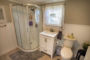 Duschwanne, Haartrockner, Handtücher, Seife