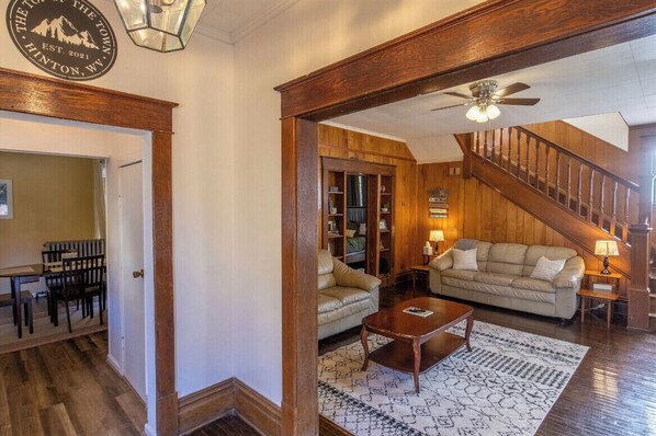 Smart TV, books - The Top of the Town - Large comfortable dog friendly home. Fish, Hike, Float! (Hinton)