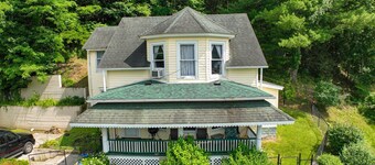 The Top of the Town - Large comfortable dog friendly home. Fish, Hike, Float!
